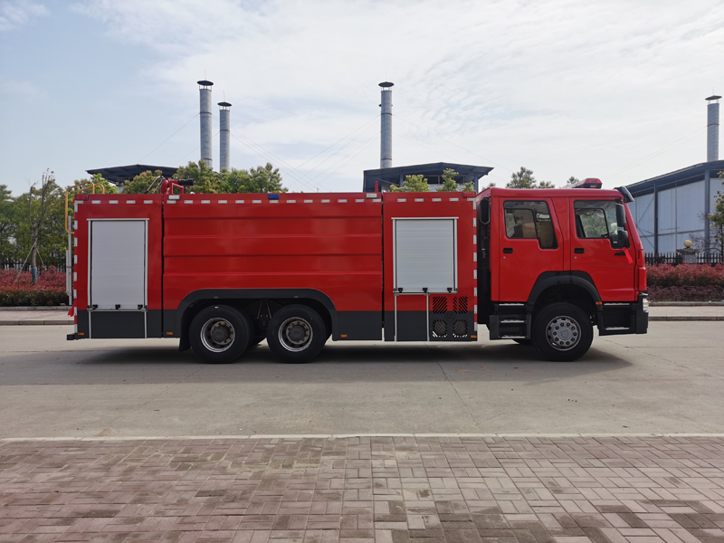 國三重汽豪沃12噸水罐消防車