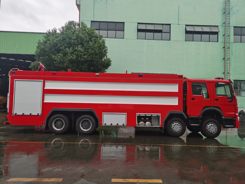 國三重汽豪沃25噸水罐消防車