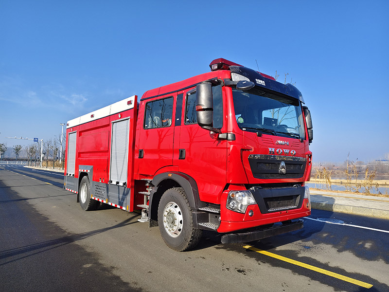 重汽豪沃8噸水罐消防車(chē)