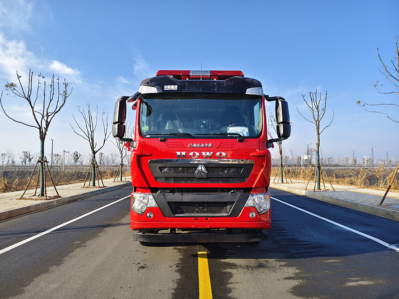 重汽豪沃8噸水罐消防車(chē)