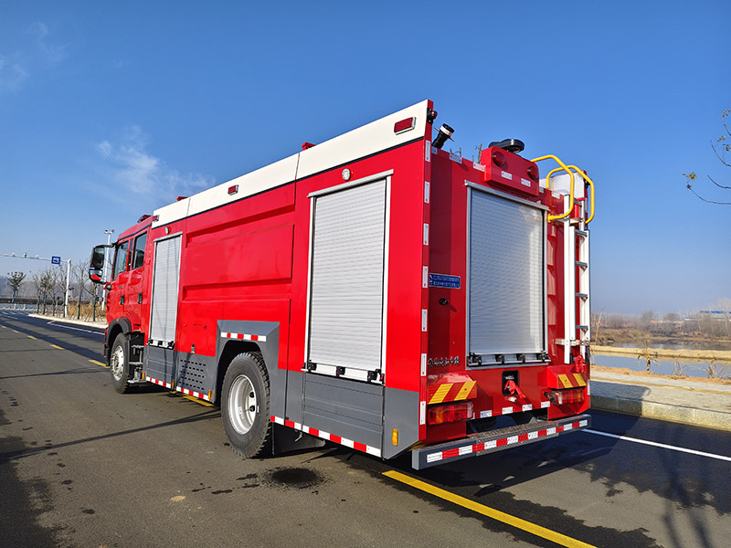 重汽豪沃8噸水罐消防車(chē)