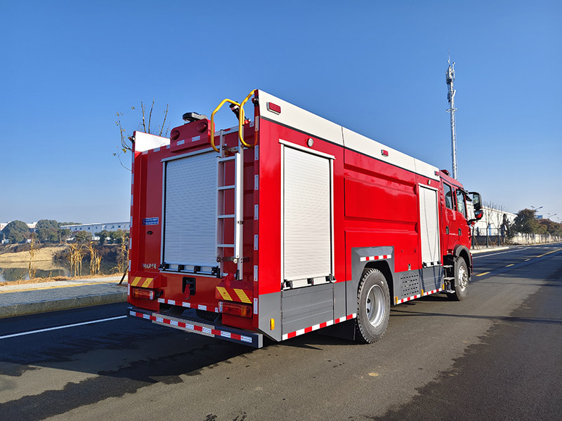 重汽豪沃8噸水罐消防車(chē)